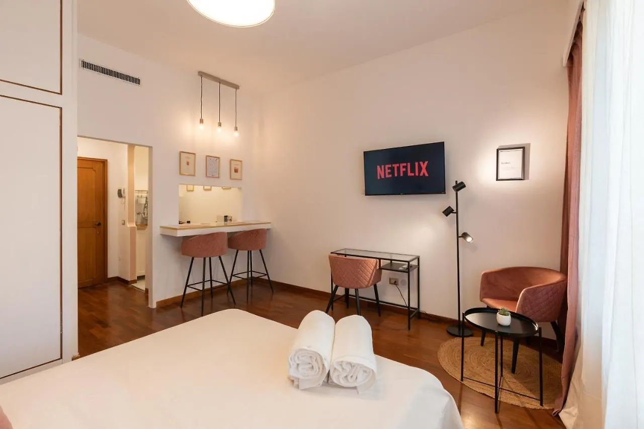 Amalia\'S House, Cozy Studio Apartment In Brera contacts